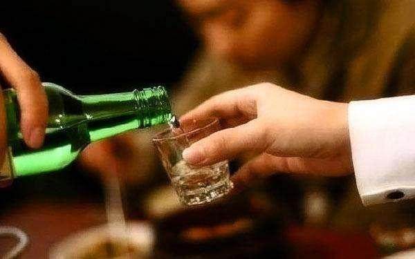 男人天天喝酒已经伤身,如果还搭配这3种下酒菜,受到的