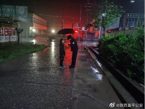 男孩雨中哭泣无人照看 富平民警暖心救助