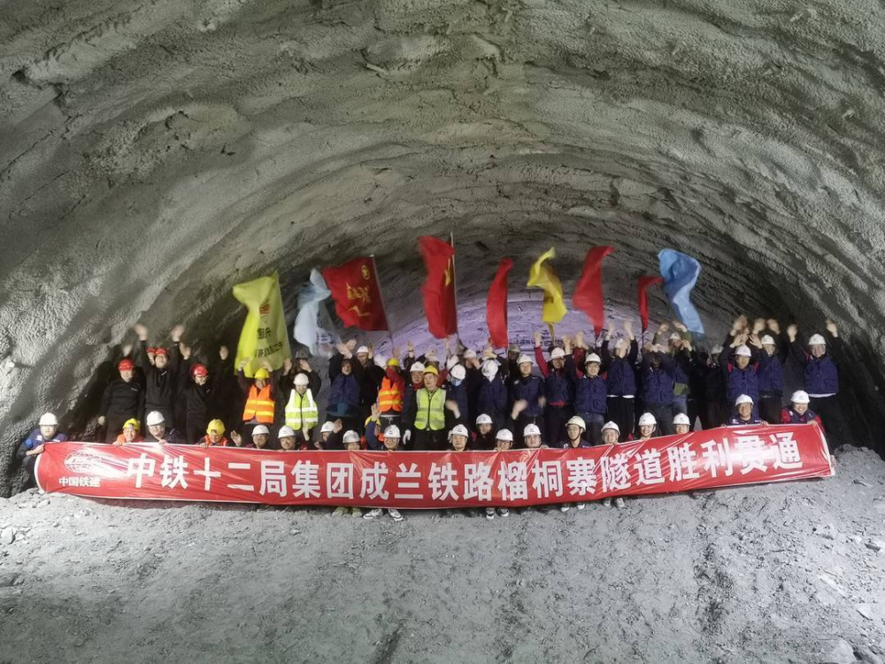 太震撼,成兰铁路建设热火朝天,堪称第二条"青藏铁路"