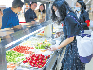 近日,位于云南师范大学呈贡校区东区食堂二楼的轻食减脂餐厅营业了.
