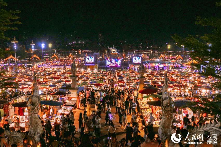 夜幕下云南西双版纳湄公河星光夜市灯火璀璨