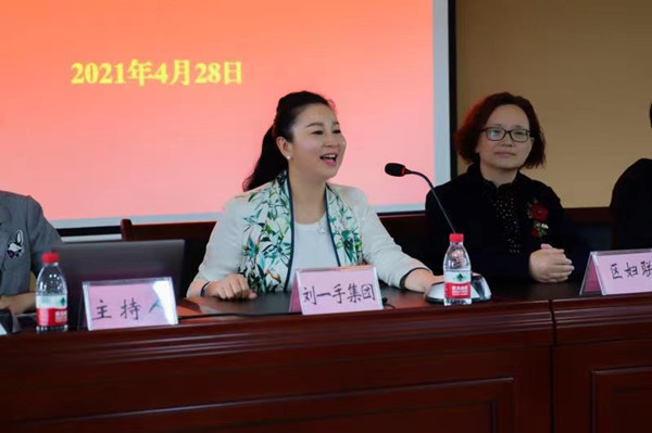 巾帼榜样走基层刘一手集团董事长刘梅慰问环卫女工