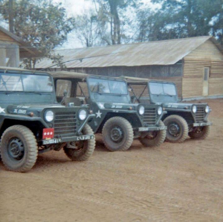 越战期间,澳大利亚军队参观美军基地,吉普车的将星异常耀眼