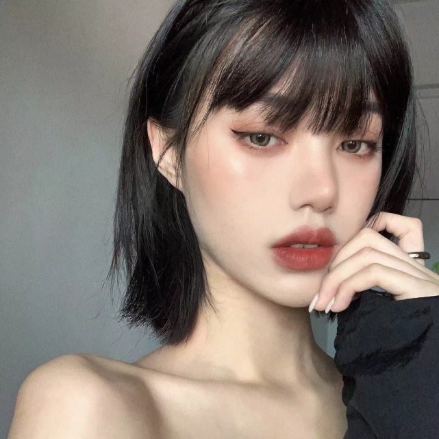小众的短发女生头像