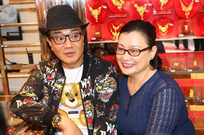 64岁鲁振顺陪女友办嫁妆58岁女友停止排卵仍想生娃在吃药调理