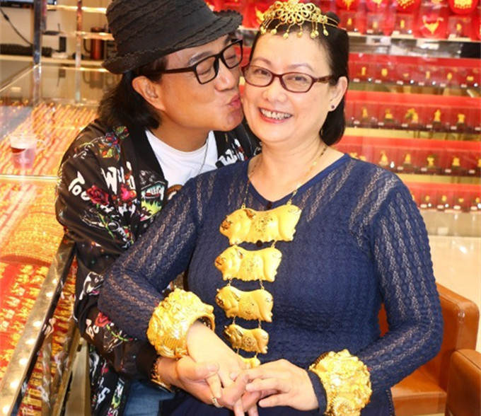 64岁鲁振顺陪女友办嫁妆58岁女友停止排卵仍想生娃在吃药调理