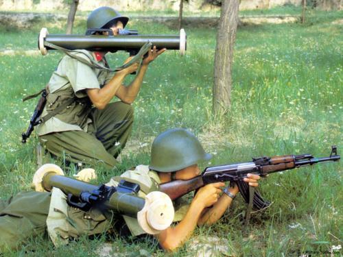 中国1970年研发的70式62毫米单兵反坦克火箭筒,虽然采用了真正的火箭