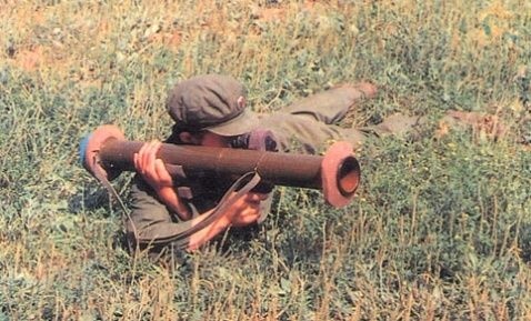 中国1970年研发的70式62毫米单兵反坦克火箭筒,虽然采用了真正的火箭
