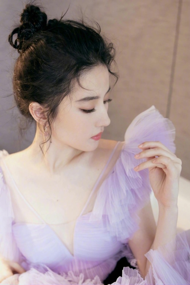 刘亦菲近照穿短裙秀美腿,画紫色眼线太奇葩,鼻头怪异被嘲丑