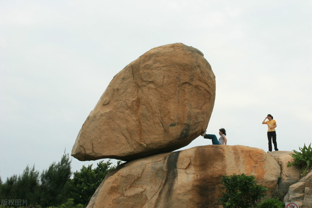 东山风动石