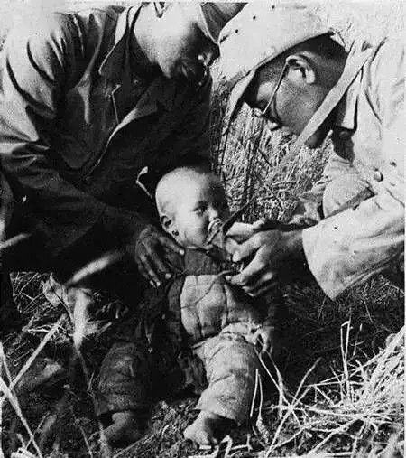 日军在给一个中国弃婴喂水,他们真有这么好心吗?
