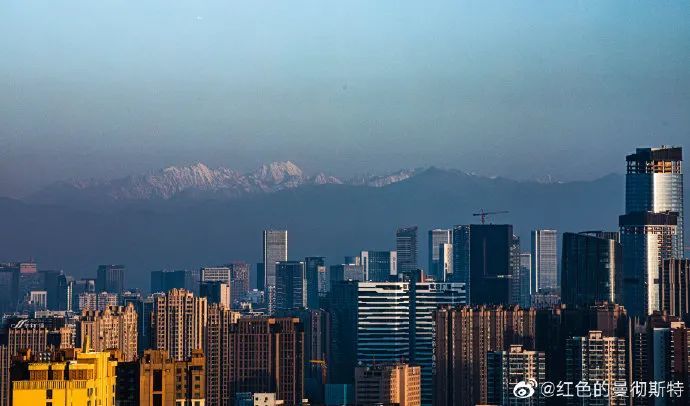 今天成都远眺雪山加送日月同辉!如此超好运,你遇到过几盘?