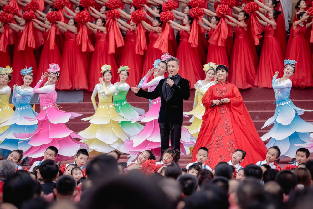 2021五一国际劳动节特别节目多元舞台唱响劳动赞歌