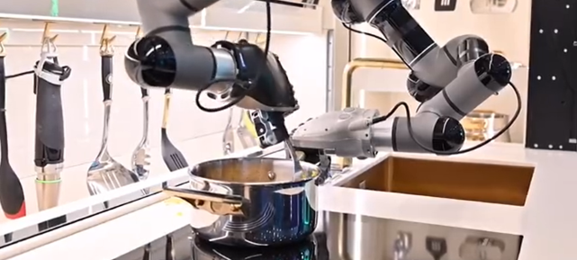 机器人都上岗了南京饭店引进炒菜机器人应对五一
