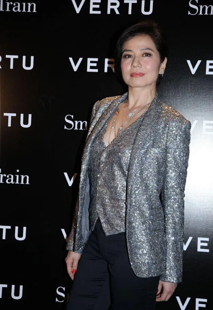 61岁钟楚红又美出圈了,穿深v蕾丝裙配西装外套,满满的