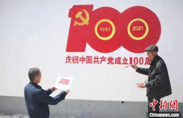 河北平乡七旬老人手绘墙画讲述党史故事
