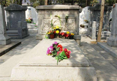 林徽因与陆小曼墓地:一座葬在八宝山鲜花不断,一座凄凉无人祭拜