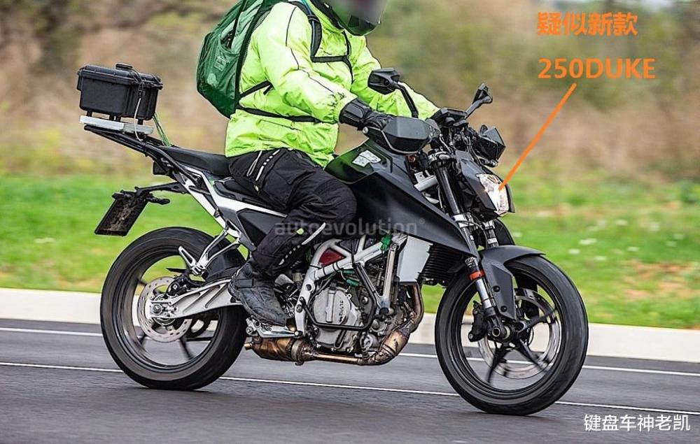 新款ktm390250duke谍照曝光车头摇臂和车架再度进化