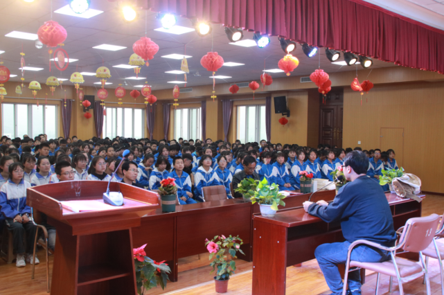 世界读书日67庄苓走进天水新阳中学捐书讲学回馈故乡