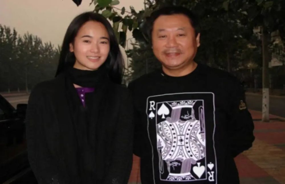 藏得好深!范伟与妻子,结婚30年零绯闻,妻子年轻貌美似18少女