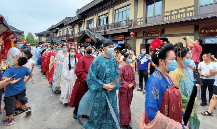 "第一届汉服博览会暨中国华服日·中原国风"活动期间,荣盛·云台古镇