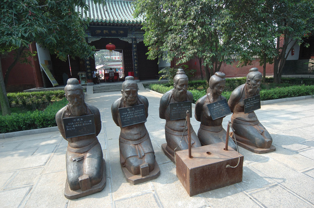 相传,南宋时,秦桧与夫人王氏决定在风博阁后的酒楼,茶楼,街巷,杀岳飞