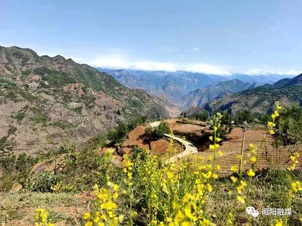 的溶洞有一个坐落在高山峡谷中的巨大溶洞在昭通昭阳区大寨子乡锅厂村