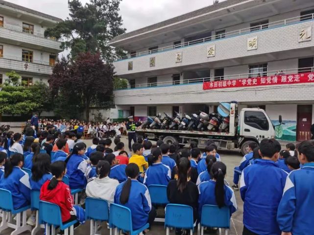 对出现在乌当区水田镇农村道路上未成年人驾驶无牌无证非法改装摩托车
