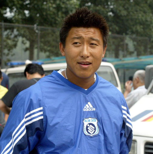 张恩华是前国足队长,职业生涯大部分时间是在大连实德以及前身大连