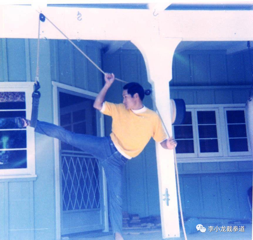 在李小龙家后院进行滑轮组控腿训练的黄锦铭师傅记者:李小龙在教学上