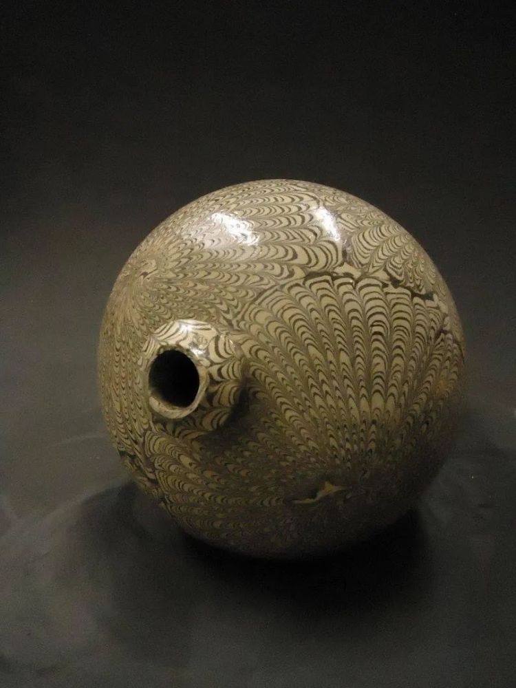 国内博物馆里有确切纪年的唐代绞胎瓷有两件:一件是懿德太子李重润墓