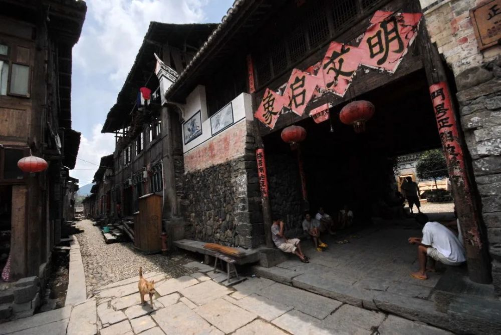 锦屏旅游精品路线推荐:隆里古城景区—龙池多彩田园景区—文斗苗寨