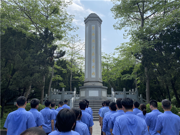 在广西梧州革命烈士纪念碑前深刻缅怀革命先烈.(央广网发 廖炳达摄)