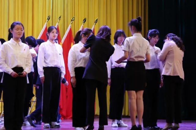 重温入团誓词;新团员代表姚蓓蓓发言,表示努力成为优秀共青团员,在
