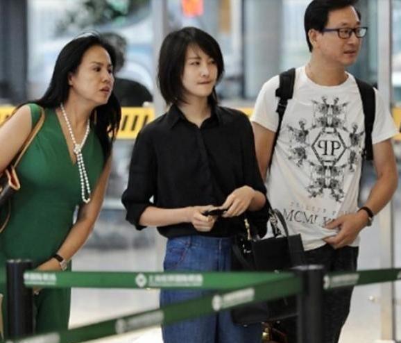害郑爽的罪魁祸首是郑爽的父亲郑成华和母亲刘艳