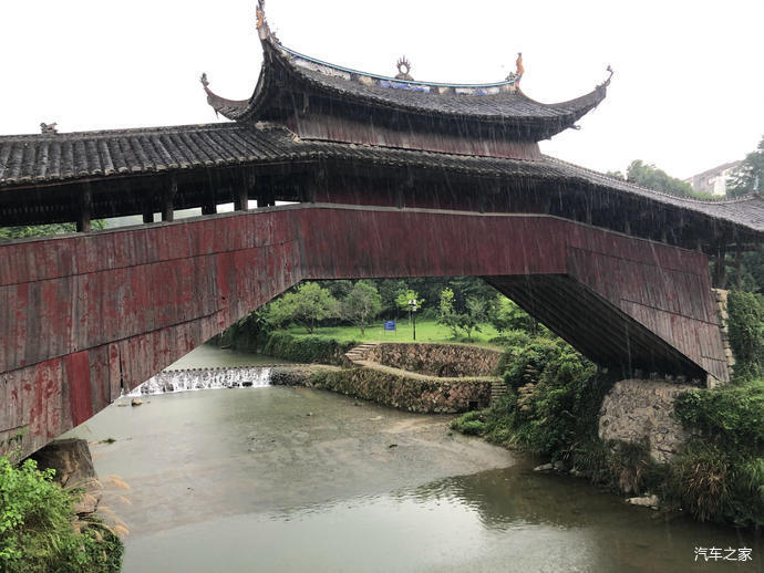 廊桥屋檐上的脊兽和民宅山花上的悬鱼在枝叶的
