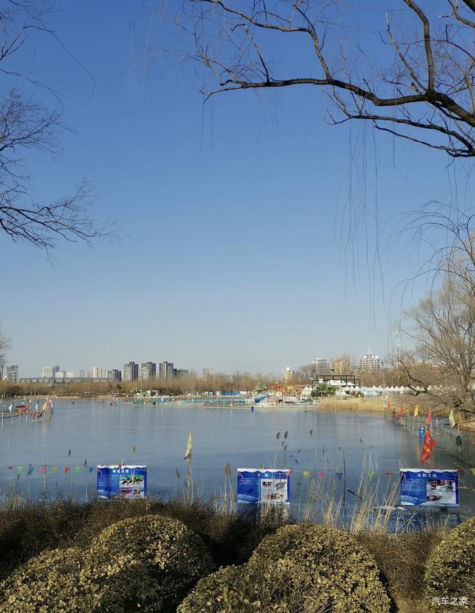 的城市公园,原称水碓子公园,始建于1984年,1992年更名为北京朝阳公园