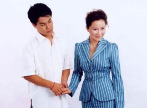 从"春晚钉子户"到"众人唾弃",1年丧失2位至亲的蔡明今