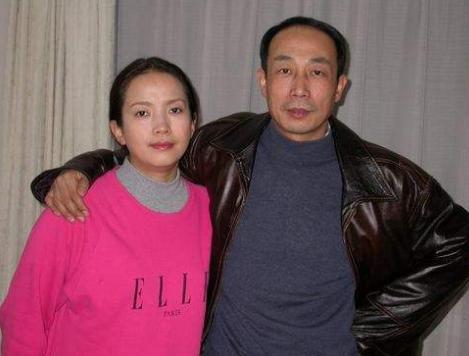 他遭前妻抛弃,独自照顾瘫痪儿子10年,二婚娶张丰毅前妻获幸福