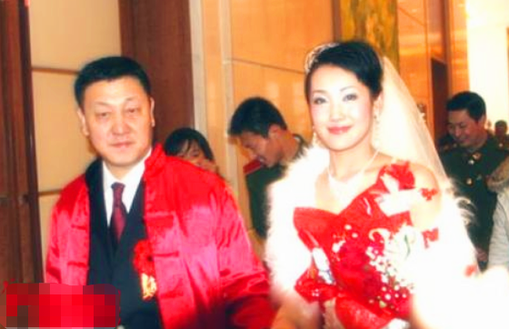 韩磊:30岁爆红,娶小16岁"蒙古之花",婚后13年恩爱如初