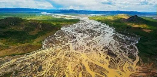 但是在冰岛一些火山附近的沉降堆积盆地中,河流常发育成为"辫状水系.