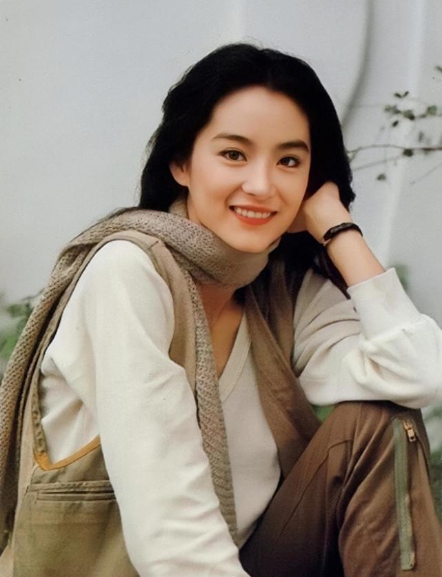 年轻时的林青霞真是美得惊人,在那年代穿衣好潮,好时尚啊!