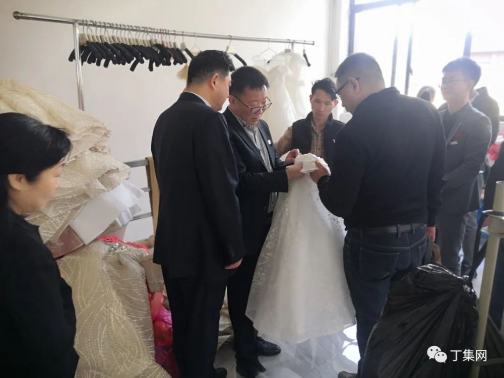 六安丁集婚纱_婚纱情侣头像(3)