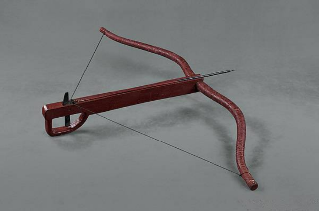 弩能够利用弩机将拉开的弓弦保持在紧绷状态,从而弩手可以将张弦装箭