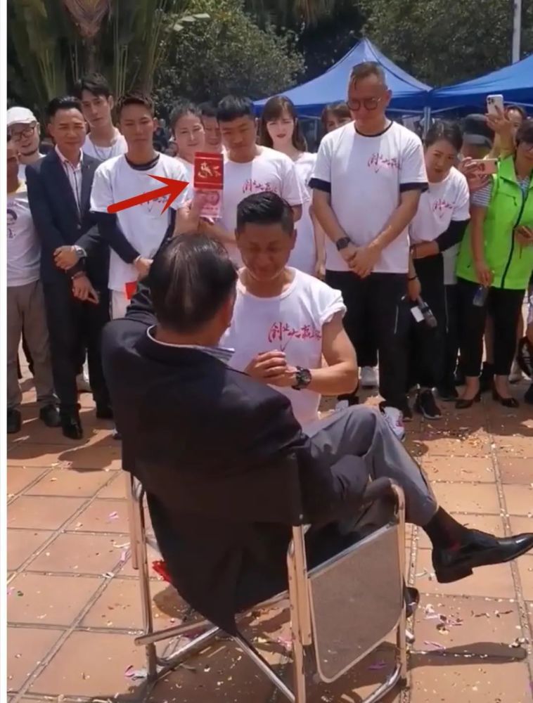 大哥万梓良霸气收徒!tvb知名男星磕头拜师,拿一捆钱砸