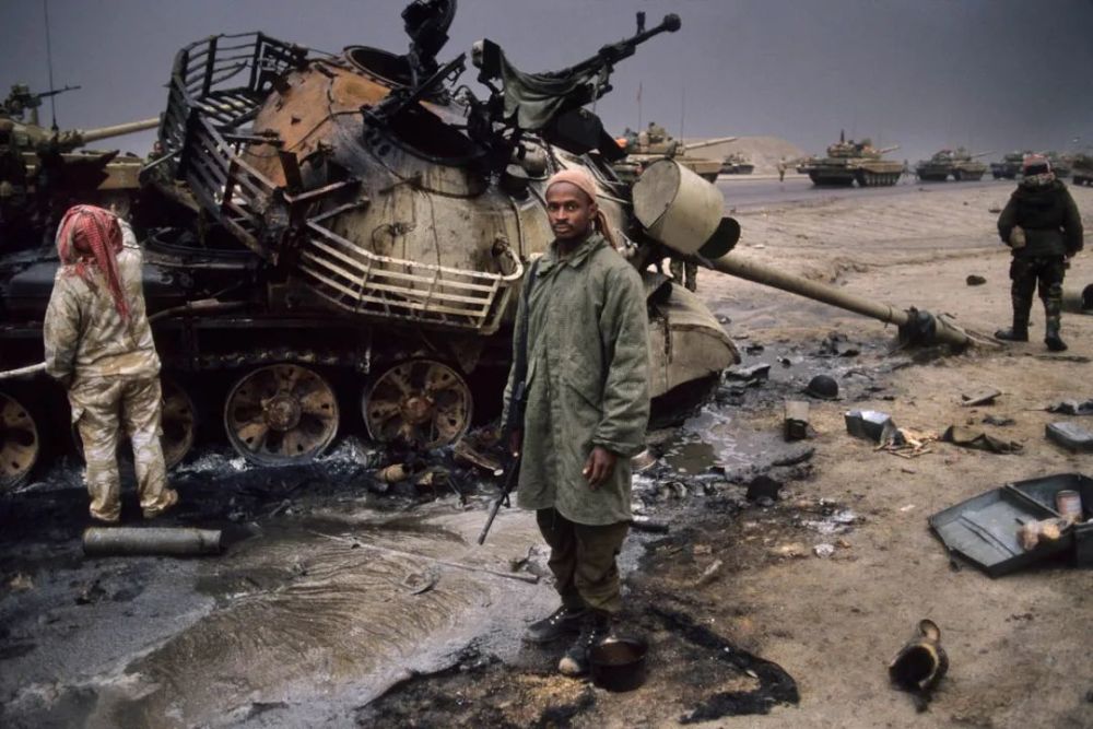 1991年,海湾战争.图为科威特联盟士兵站在被击倒的坦克旁边.