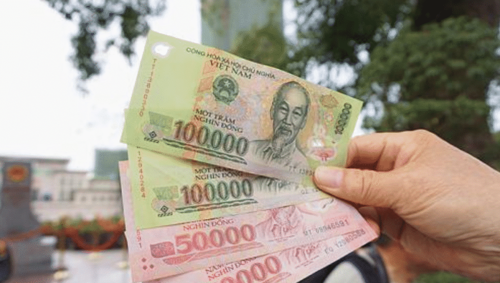 越南一怪异现象,当众在街上摆放大捆人民币,为啥都没人敢去抢