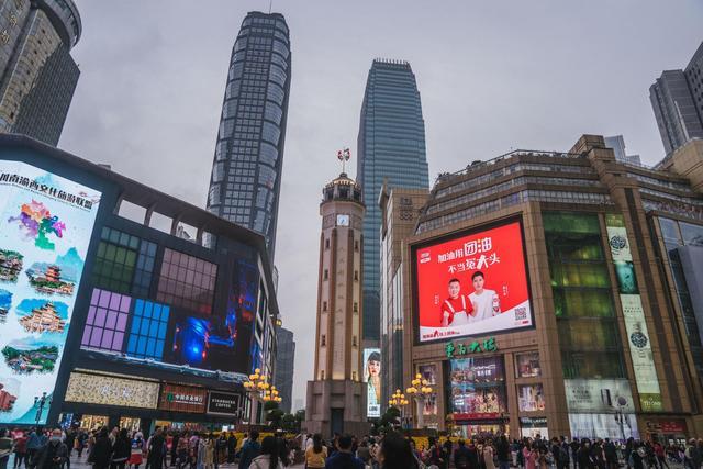 解放碑,过去纪念英雄,如今周围高楼林立