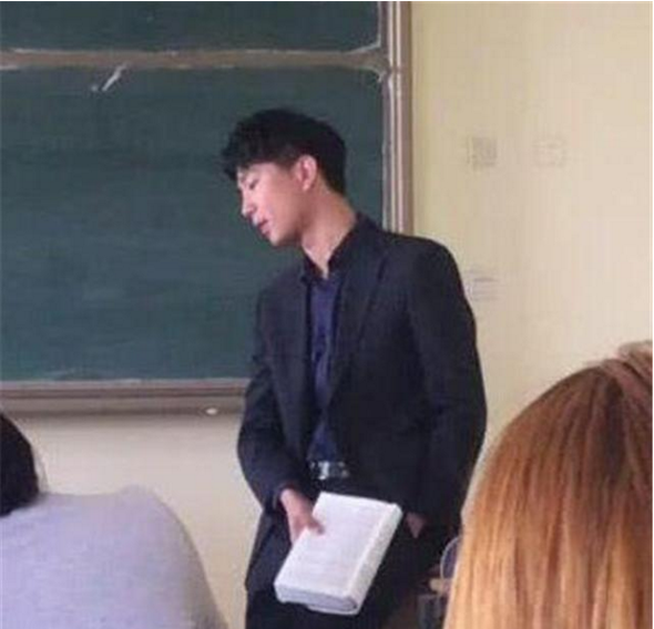 大学男教师因帅气走红,长相出众,穿衣有品,被称为西政何以琛