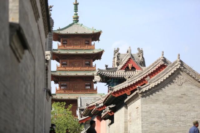 古县城内每一处景致都沿袭了晋阳古城"城池凤翔余"的古老建筑格局.